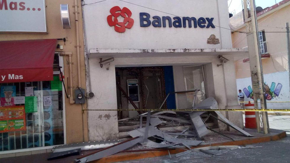 Arrancan con vehículo cajeros automáticos en Guanajuato