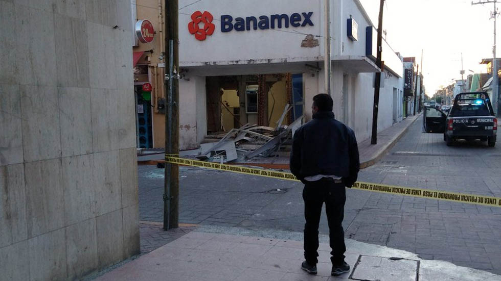 Arrancan con vehículo cajeros automáticos en Guanajuato - robo-cajeros-automaticos-villagran-guanajuato-4