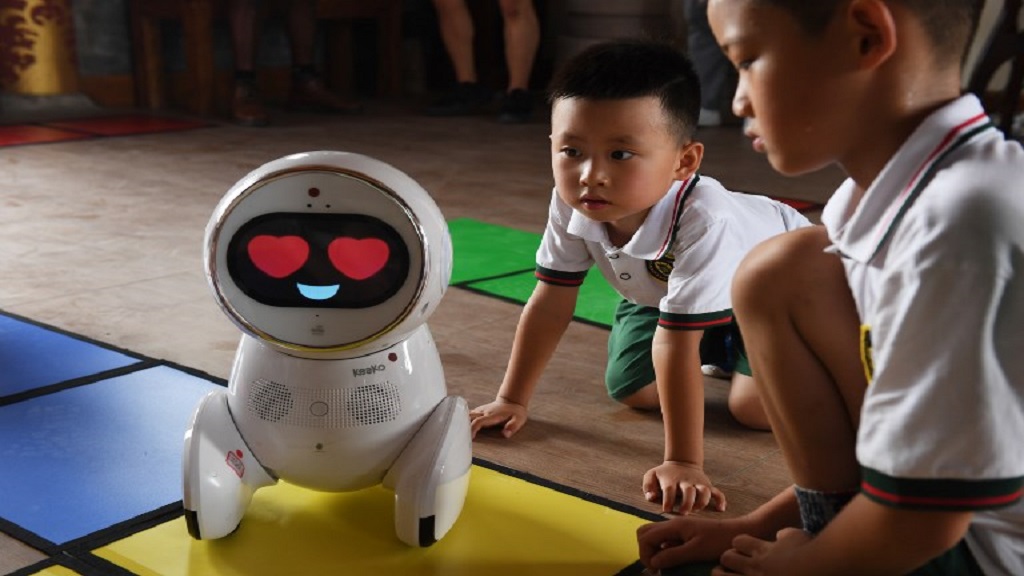 Suplen a profesores por robots en 600 escuelas infantiles