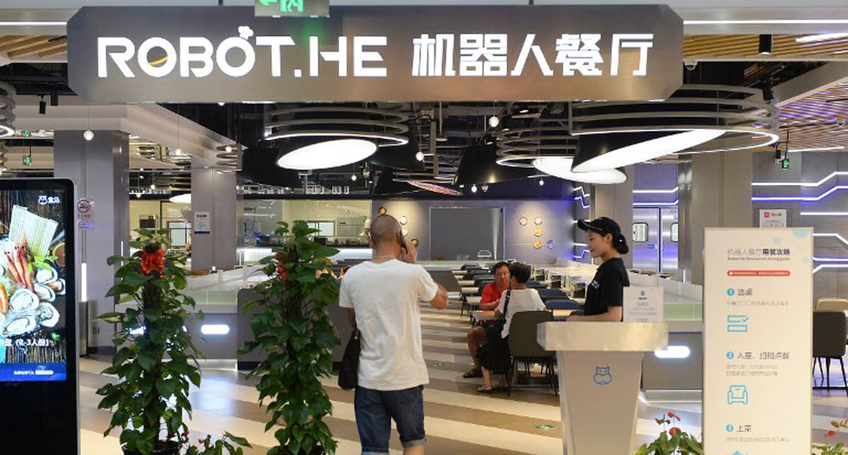 Restaurante reemplaza a meseros por robots en China