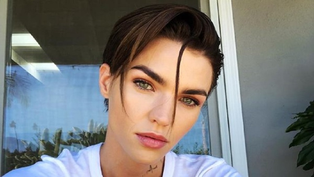 Críticas por encarnar a Batwoman orillan a Ruby Rose a cerrar su Twitter