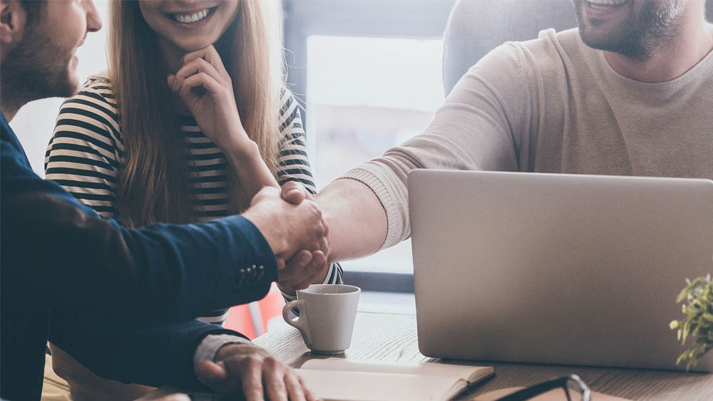 ¿Por qué no recordamos los nombres? - saludo-amigas-conocidos-relacion-2