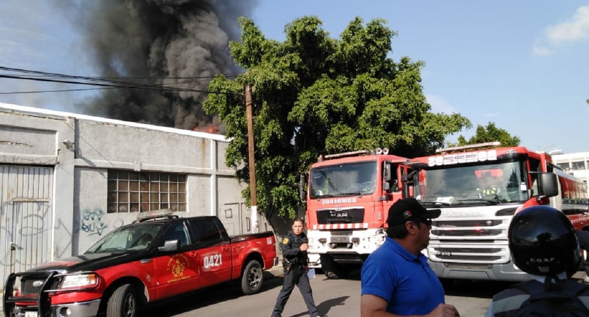 Se incendia fábrica de zapatos en Iztapalapa