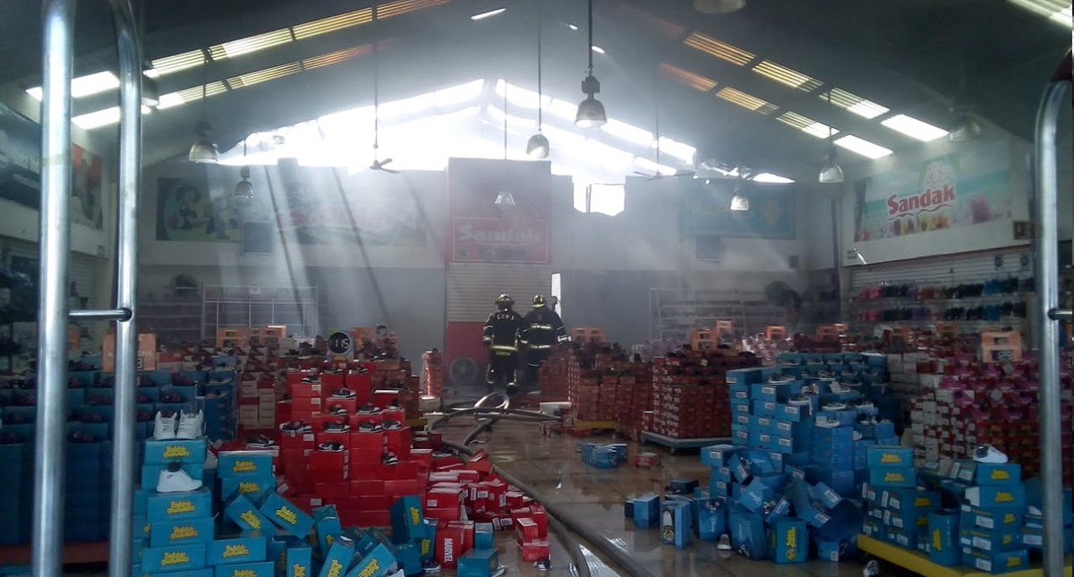 Se incendia fábrica de zapatos en Iztapalapa - se-incendia-fabrica-de-zapatos-en-iztp