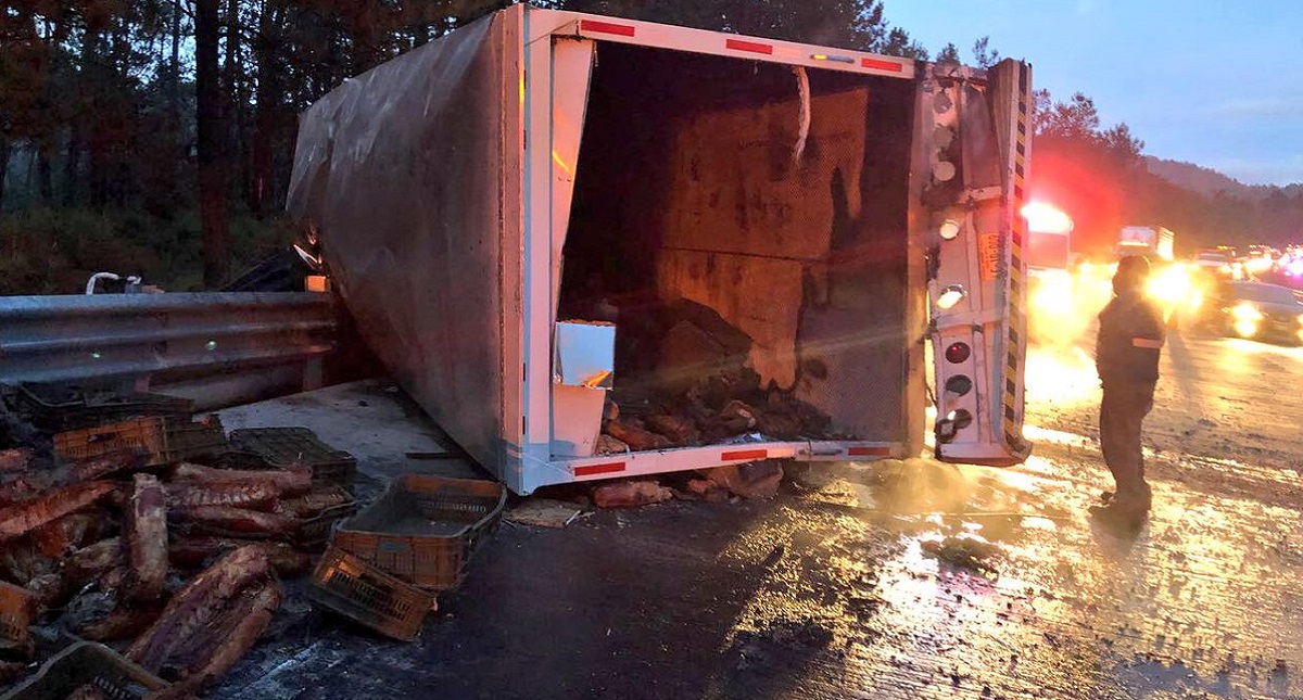 Choca auto y se incendia tráiler en la autopista México-Puebla - se-incendia-trailer-en-la-aut-mexico-puebla