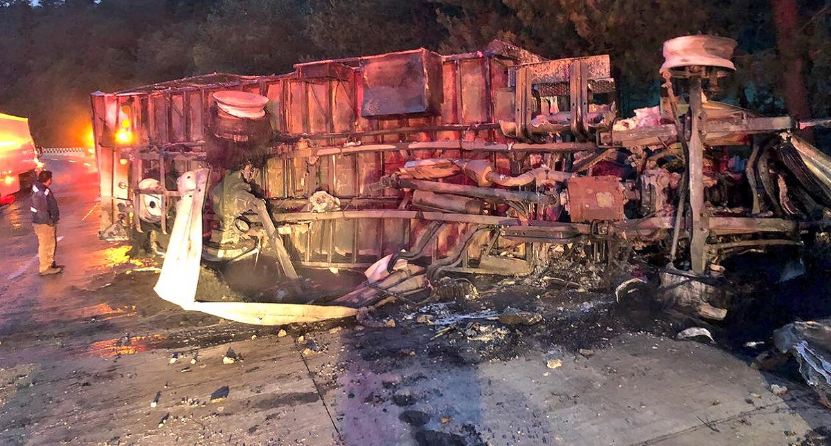 Choca auto y se incendia tráiler en la autopista México-Puebla - se-incendia-trailer-en-la-autopista-mexico-puebla