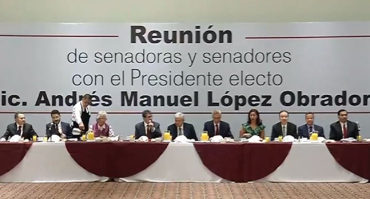 AMLO discute Ley de Austeridad con senadores electos de Morena AMLO discute Ley de Austeridad con senadores electos de Morena