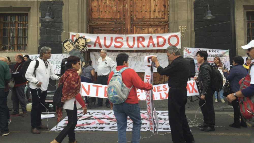 CNTE realiza clausura simbólica en las instalaciones de la SEP