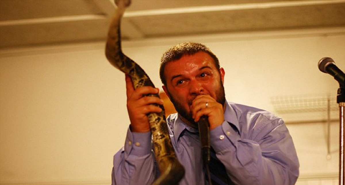 #Video Serpiente muerde a predicador a mitad de cántico