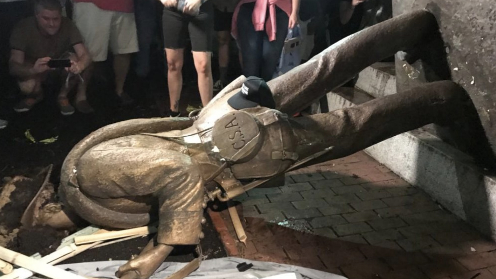 Manifestantes derriban estatua confederada en Carolina del Norte