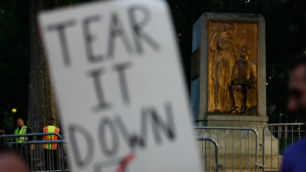 Aumenta tensión en torno a un monumento confederado en EE.UU. Aumenta tensión en torno a un monumento confederado en EE.UU.
