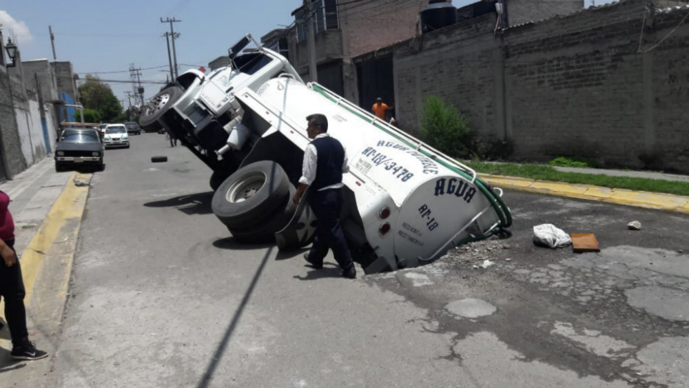Pipa cayó en socavón en el Estado de México