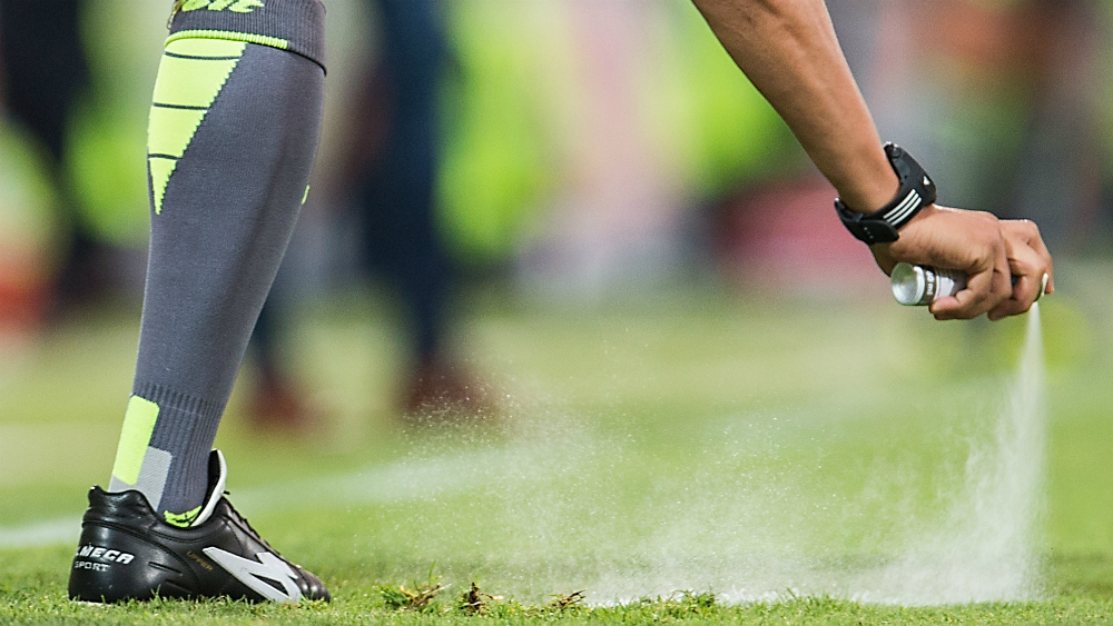 FIFA podría dejar de usar spray de los árbitros si pierde demanda