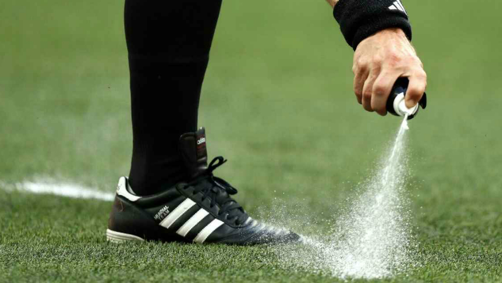 FIFA podría dejar de usar spray de los árbitros si pierde demanda - spray-aerosol-arbitro
