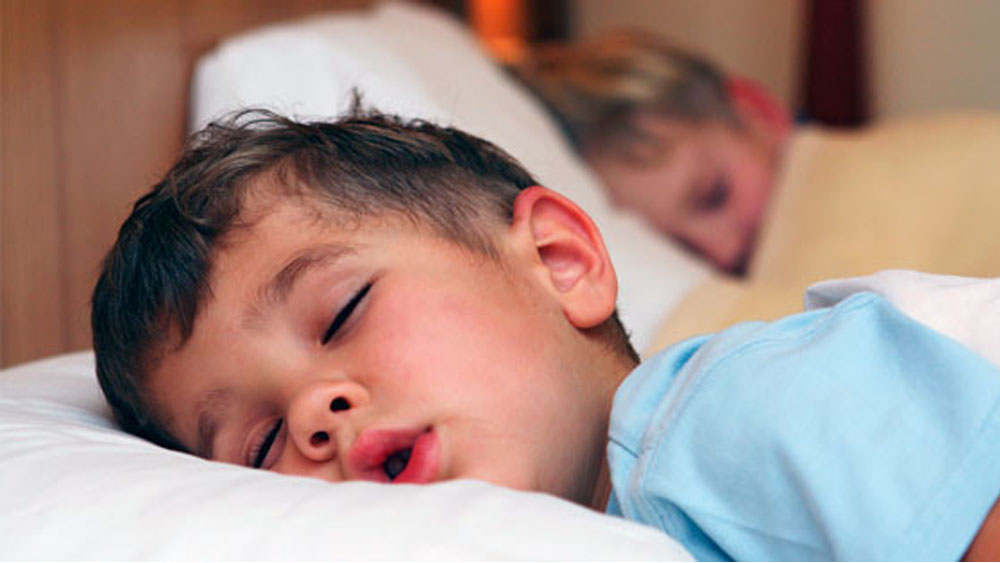 Niños crecen más en vacaciones porque duermen lo necesario: experto