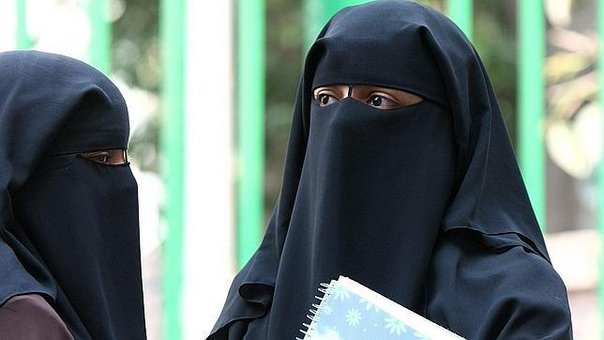 Niegan ciudadanía a musulmanes en Austria por no saludar de mano - suiza-musulmanes