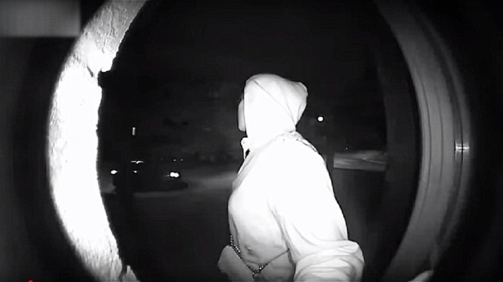 #Video Sujeto secuestra a mujer mientras pedía ayuda frente a casa