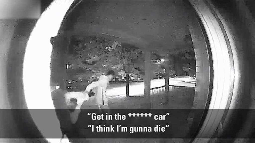 #Video Sujeto secuestra a mujer mientras pedía ayuda frente a casa - sujeto-secuestra-a-mujer-mientras-pedia-ayuda-frente-a-casa