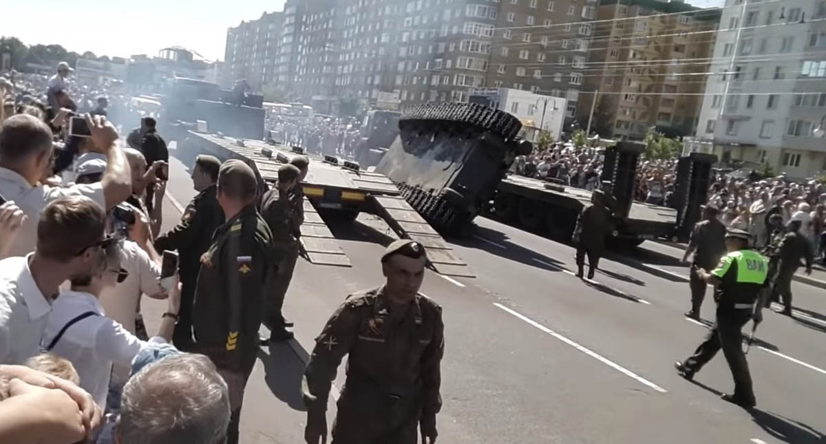 #Video Tanque de la Segunda Guerra Mundial se vuelca durante desfile en Rusia #Video Tanque de la Segunda Guerra Mundial se vuelca durante desfile en Rusia