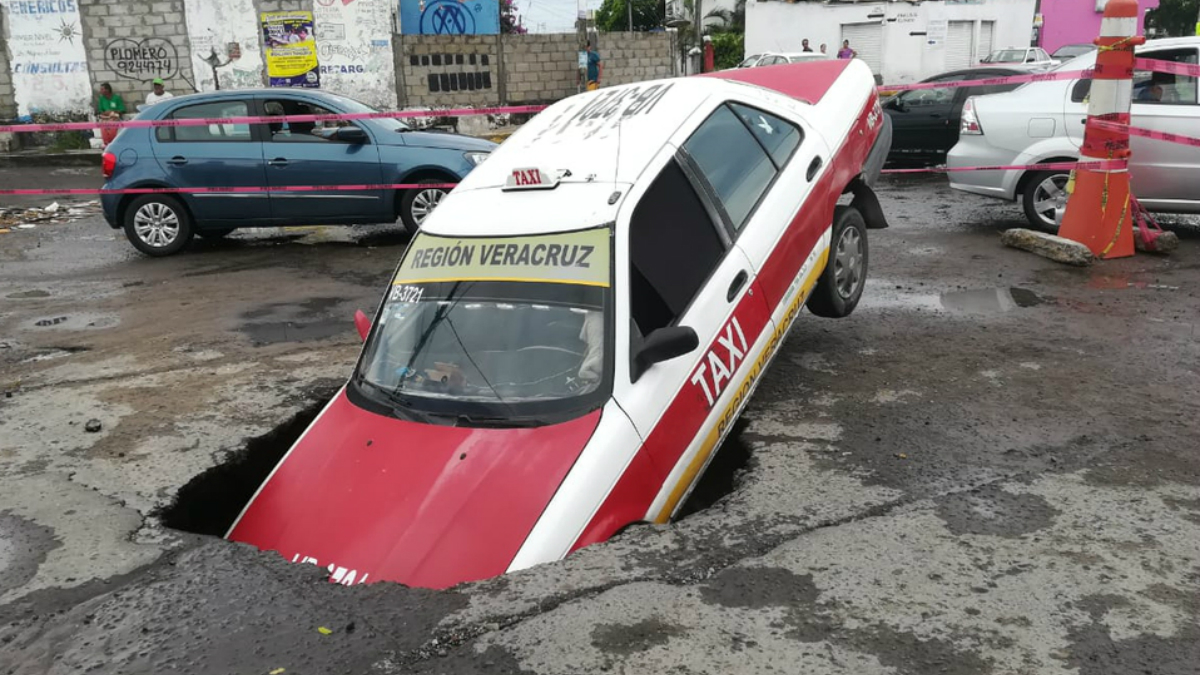 Taxi cae en socavón en Veracruz