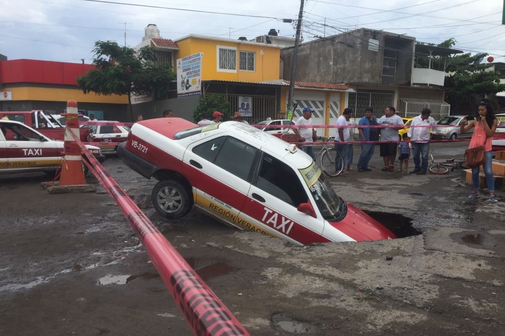 Taxi cae en socavón en Veracruz - taxi-socavon-veracruz