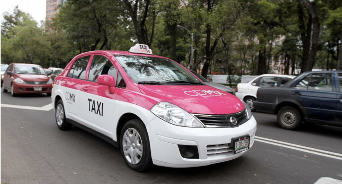 Detienen a dos hombres por atacar a mujeres a bordo de un taxi