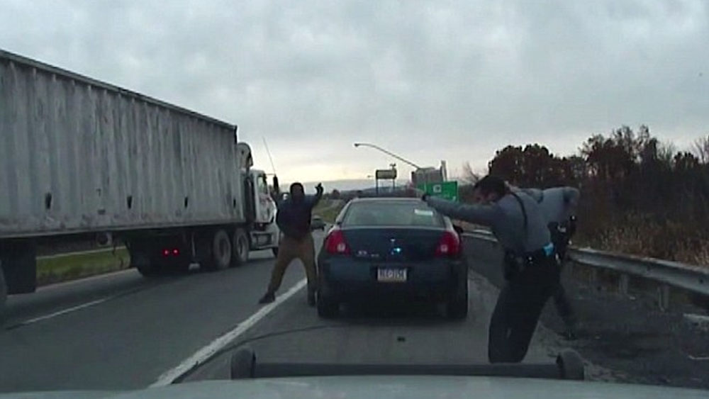 #Video Hombre dispara a policía en EE.UU.