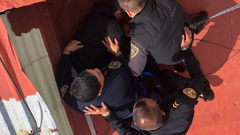 Policías evitan que joven se lance de edificio en Tlalpan