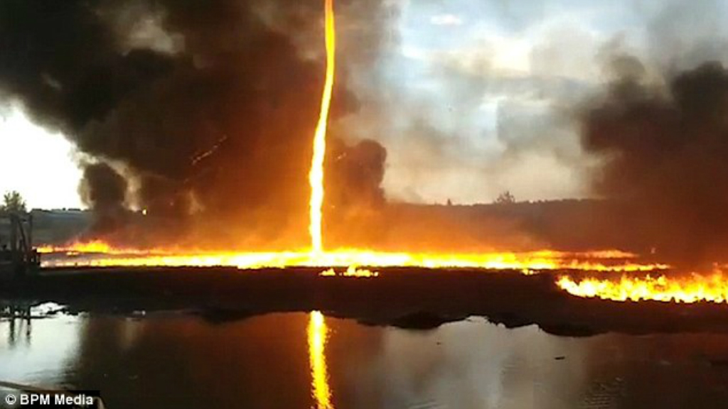 #Video Tornado de fuego consume fábrica en Reino Unido