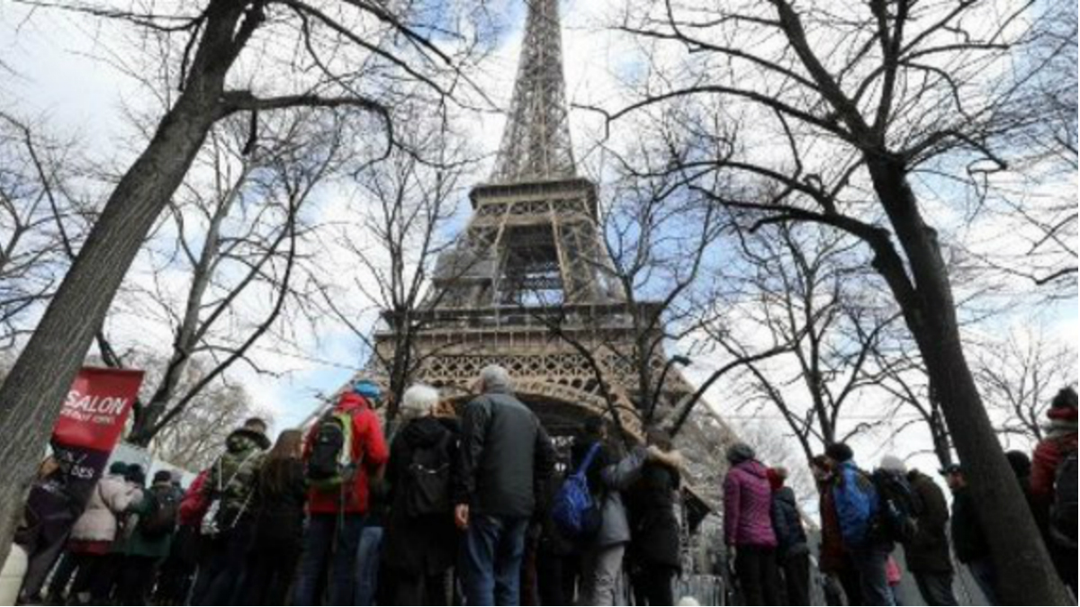 Cierran la Torre Eiffel por conflicto laboral