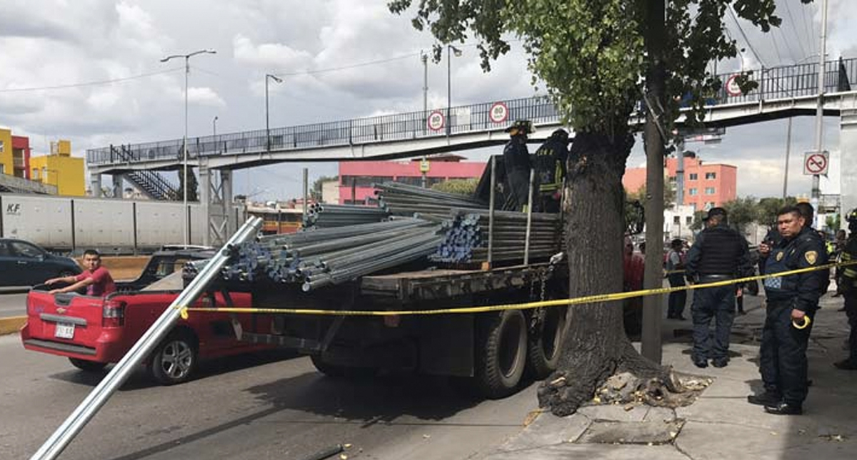 Tubos de acero aplastan a trabajador en la delegación Cuauhtémoc