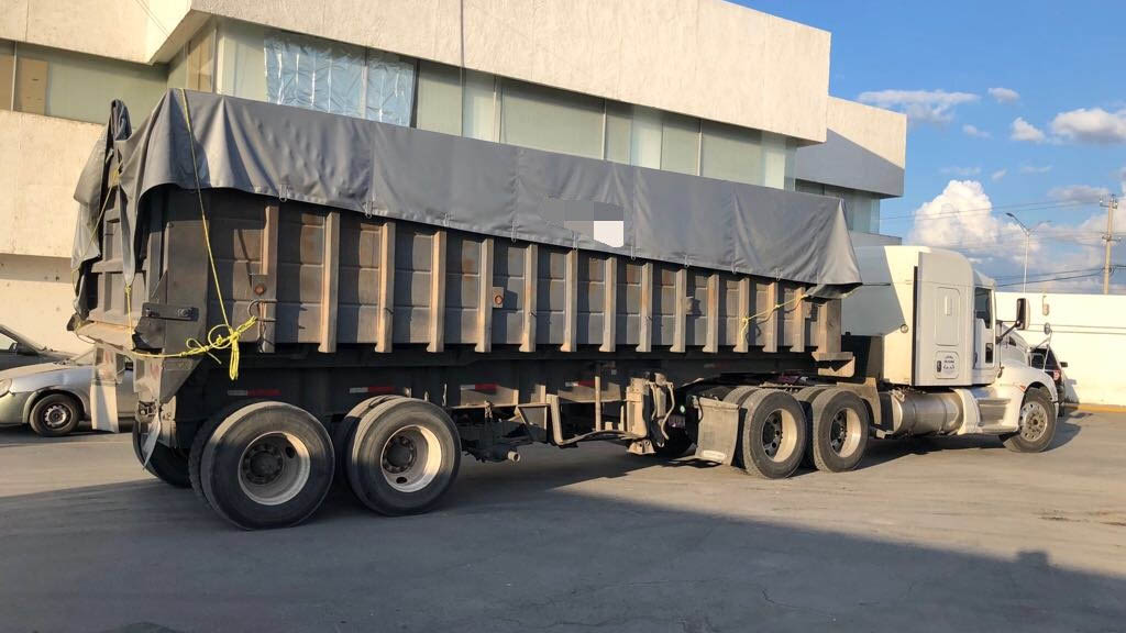 Detienen a trailero con 50 rifles de asalto en Nuevo León