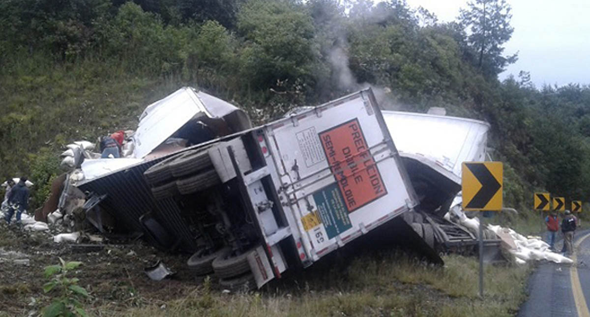 Rapiña tras accidente de tráiler en la Puebla-Orizaba - trailer-rapina-puebla-orizaba-granos-maiz-2