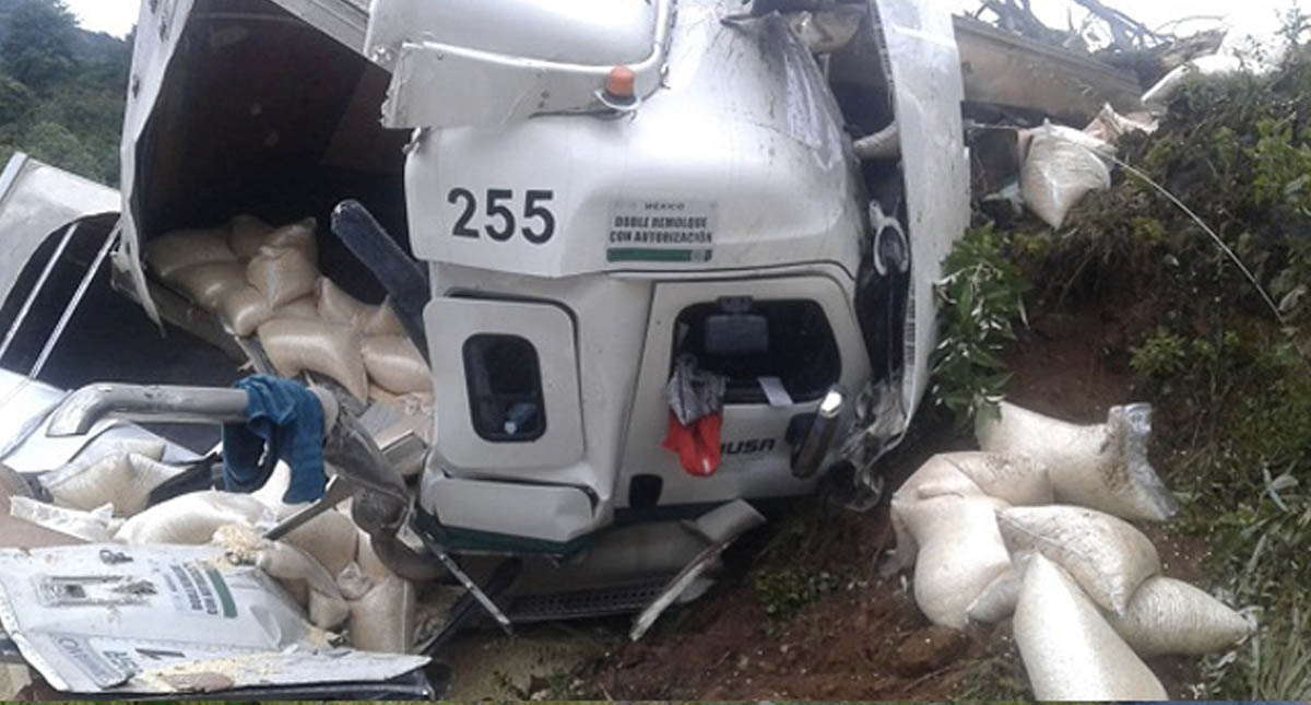 Rapiña tras accidente de tráiler en la Puebla-Orizaba