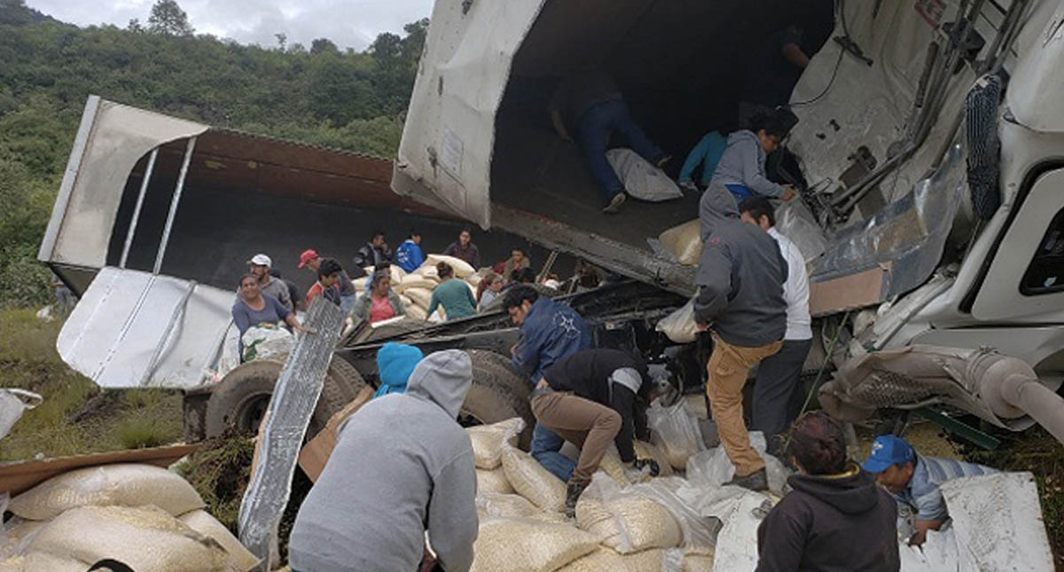Rapiña tras accidente de tráiler en la Puebla-Orizaba - trailer-rapina-puebla-orizaba-granos-maiz