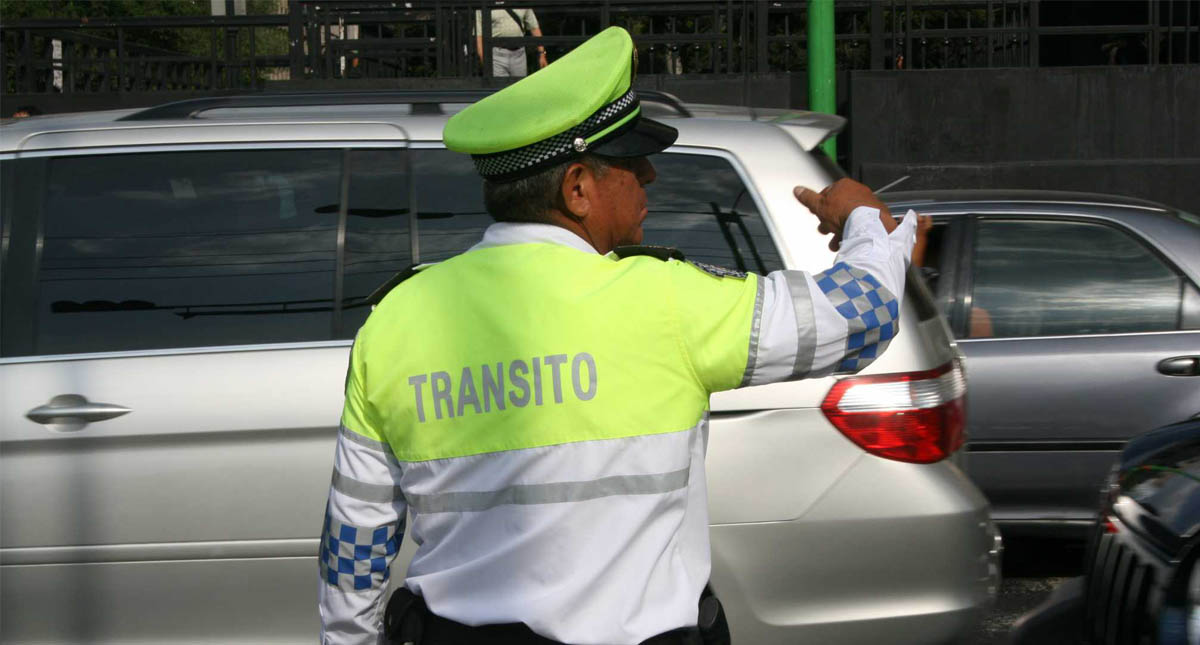 Trailer se atora en paso desnivel de Av. Chapultepec e Insurgentes