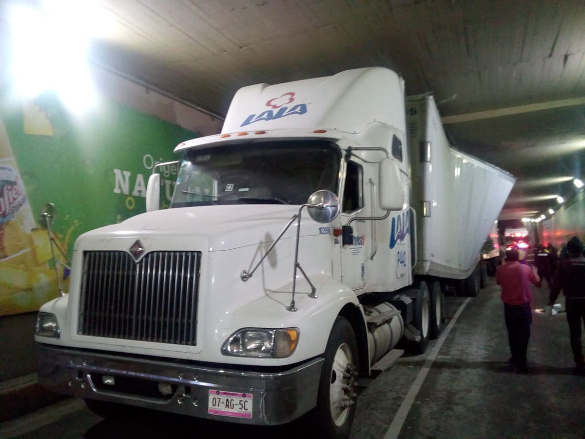 Trailer se atora en paso desnivel de Av. Chapultepec e Insurgentes - trailerint-1