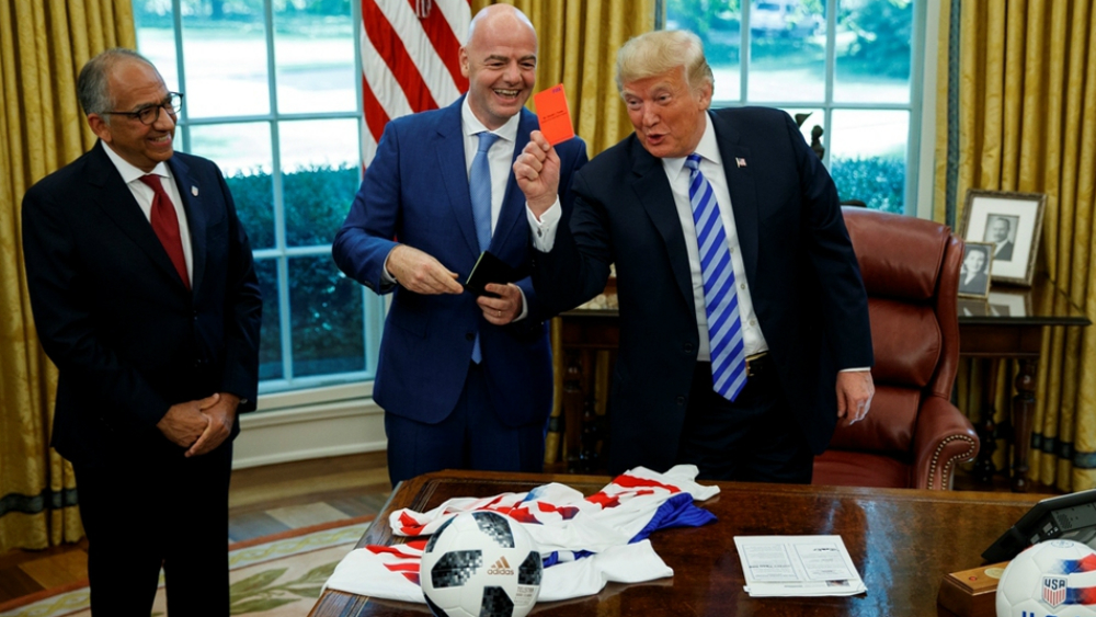 #Video Infantino le enseña cómo usar las tarjetas a Donald Trump #Video Infantino le enseña cómo usar las tarjetas a Donald Trump