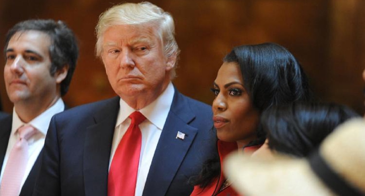 Trump califica de "escoria" y "perro" a ex colaboradora afroamericana - trump-omarosa-m