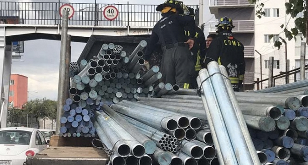 Tubos de acero aplastan a trabajador en la delegación Cuauhtémoc - tubos-trabajador
