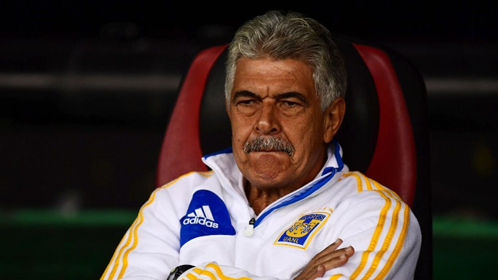 Ricardo Ferretti “regaña” a elemento de tránsito
