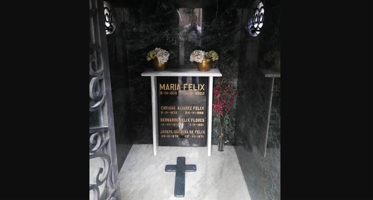 Saquean tumba de María Félix