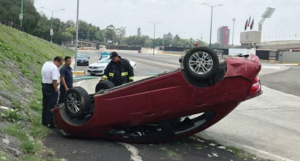 Conductor pierde el control de auto y vuelca en la UNAM