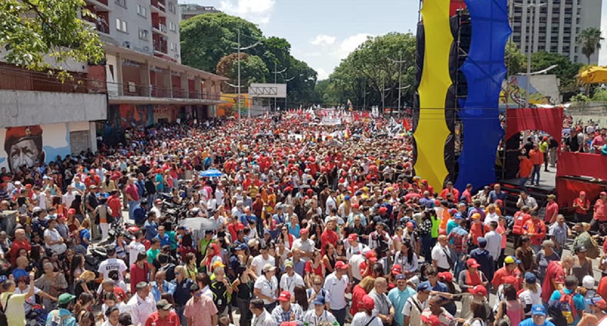 Venezolanos marchan en apoyo a Maduro tras presunto atentado