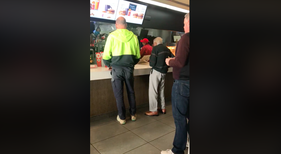 #Viral Hombre paga comida a anciano en McDonald’s #Viral Hombre paga comida a anciano en McDonald’s