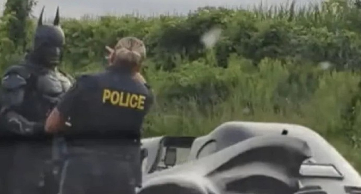 #Video Policía detiene a Batman a mitad de la calle