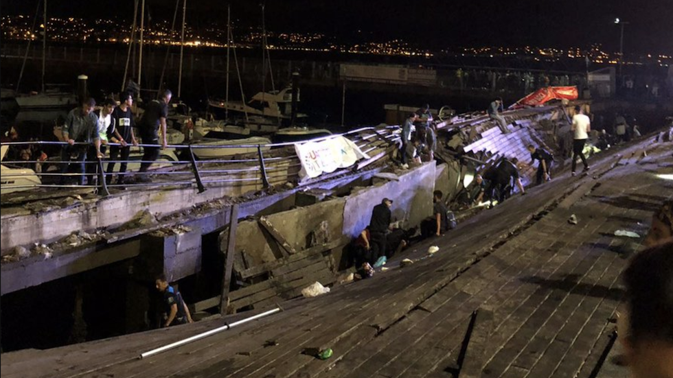 #VIDEO Se derrumba plataforma durante concierto en España