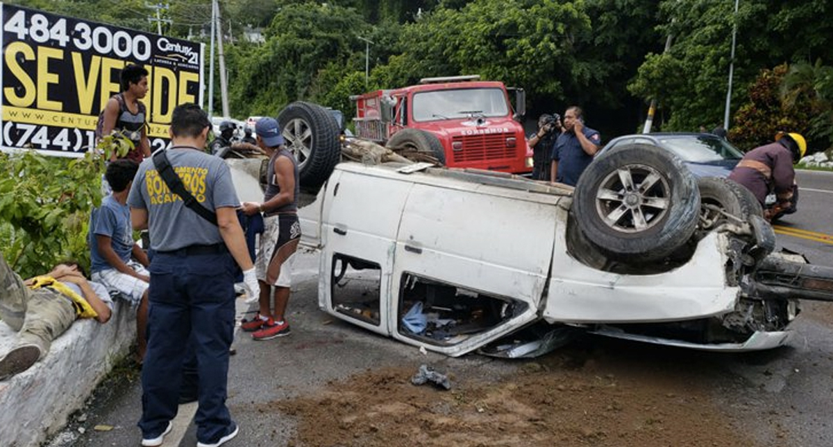 Volcadura de camioneta en Acapulco