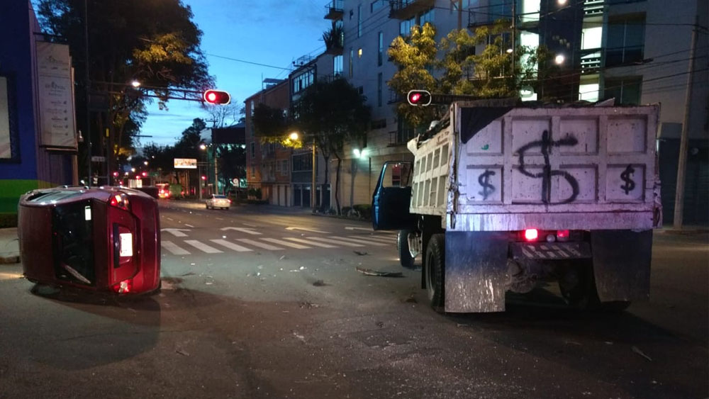Camión provoca volcadura de auto en Eje 6 Sur - volcadura-eje-6-sur-1