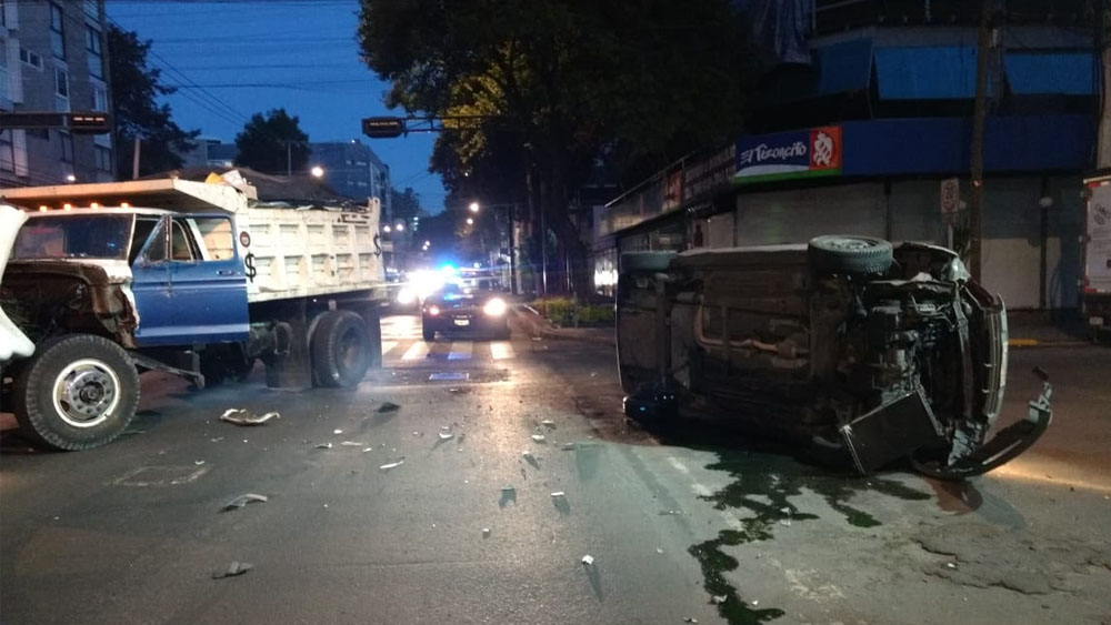 Camión provoca volcadura de auto en Eje 6 Sur
